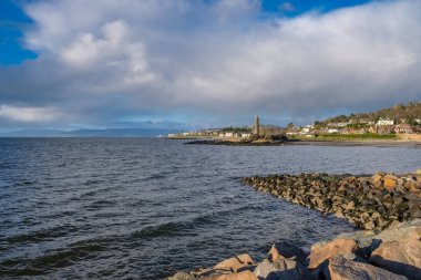 Largs kasaba Firth of Clyde İskoçya'nın Batı kıyısı üzerinde ayarlayın. Marina geçmiş kalem anıt kasabaya soğuk bir günde arıyorsunuz.