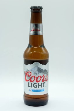 Largs, İskoçya, İngiltere - 04 Şubat 2019: A şişe, Coors ışık Lager bira tüm İngiltere'de yerel yönetimler geri dönüşümlü cam şişe.