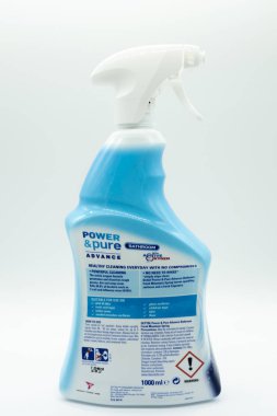 Largs, İskoçya, İngiltere - 04 Şubat 2019: Dettol arka etiketini girişimler geri dönüşüm geçerli İngiltere ile ilgili geri dönüşüm sembolleri ve güvenlik uyarıları satır içi temizleyici görüntüleme markalı.