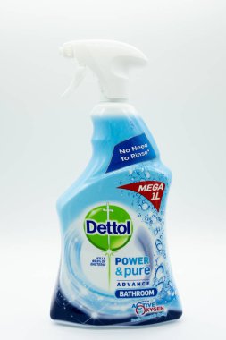 Largs, İskoçya, İngiltere - 04 Şubat 2019: Dettol markalı temizleyici mevcut İngiltere'de geri dönüşüm ve çevre kurallar doğrultusunda tamamen geri dönüşümlü plastik şişede.