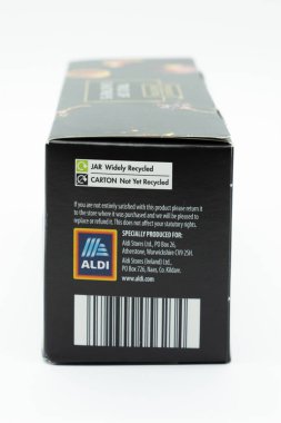 Largs, İskoçya, İngiltere - 04 Şubat 2019: Chutneys Trio kavanoz geri dönüşüm sembolleri ile markalı Aldi satır içi ile geçerli İngiltere'de girişimler geri dönüşüm görüntülenen .