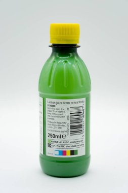 Largs, İskoçya, İngiltere - 04 Şubat 2019: An Asda şişe limon suyu bir geri dönüşümlü plastik şişe ve kap markalı. Etiket girişimler geri dönüşüm geçerli ile İngiltere'de tüm ilgili geri dönüşüm ve emanet symbolsinline vardır .