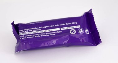 Largs, İskoçya, İngiltere - 04 Şubat 2019: Cadbury Çikolata mini rulo geri dönüştürülebilir ambalaj ve girişimler geri dönüşüm üzerinde arka etiket satır içi ile geçerli İngiltere'de gösterildiği şekliyle vejetaryenler için uygun markalı .