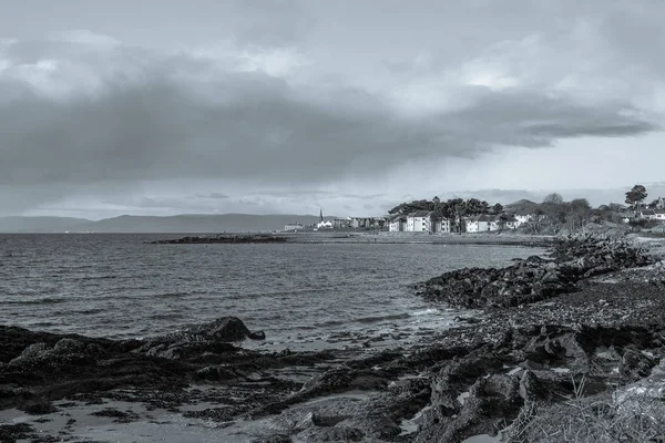 Miejscowości Largs Firth Clyde Zachodnim Wybrzeżu Szkocji Patrząc Przystani Miasteczku — Zdjęcie stockowe