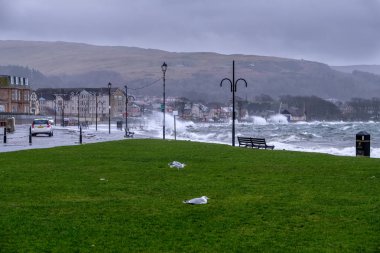 Largs, İskoçya, İngiltere - 08 Şubat 2019: Largs şehir fırtına Eric torential yağmur dalgalar tarafından vuruldu ve yüksek rüzgarlar şehir ve sahil için birkaç saat kapalı olması şehir dışında A78 sahil yolu neden açık büfe.