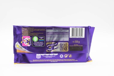 Largs, İskoçya, Birleşik Krallık - 19 Şubat 2019: Cadbury çikolata bar geri dönüşüm ile geri dönüşümlü plastik sarmalayıcı ve beslenme bilgi üzerinde sarmalayıcı arkasında markalı.
