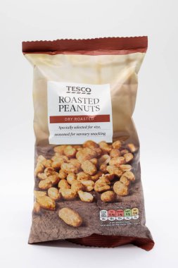 Largs, İskoçya, İngiltere - 19 Şubat 2019: Tesco markalı kavrulmuş fıstık geri dönüşümlü plastik torba geri beslenme ve geri dönüşüm bilgileriyle.