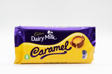Largs, İskoçya, Birleşik Krallık - 19 Şubat 2019: Cadbury çikolata bar geri dönüşüm ile geri dönüşümlü plastik sarmalayıcı ve beslenme bilgi üzerinde sarmalayıcı arkasında markalı.