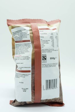 Largs, İskoçya, İngiltere - 19 Şubat 2019: Tesco markalı kavrulmuş fıstık geri dönüşümlü plastik torba geri beslenme ve geri dönüşüm bilgileriyle.