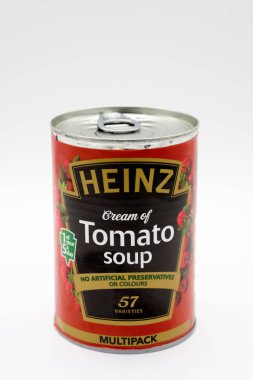 Largs, İskoçya, İngiltere - 19 Şubat 2019: Kalay, Heinz markalı domates çorbası Recyclable teneke geri dönüşüm ve beslenme detay arka.