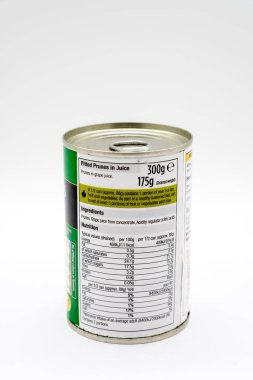 Largs, İskoçya, İngiltere - 19 Şubat 2019: Morrison markalı kalay, çekirdeksiz kuru erik geri dönüşümlü teneke kutu geri dönüşüm ve beslenme bilgi arka içinde.