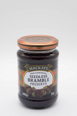 Largs, İskoçya, Birleşik Krallık - 19 Şubat 2019: Mackeys bramble koru geri dönüşümlü cam kavanoz ve kapak markalı. Geri dönüşüm ve beslenme bilgi arka.