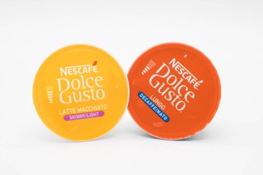 Largs, İskoçya, İngiltere - 22 Şubat 2019: İki Dolce Gusto Nescafe marka tamamen geri dönüştürülebilir olup da inceneration için gönderilebilir