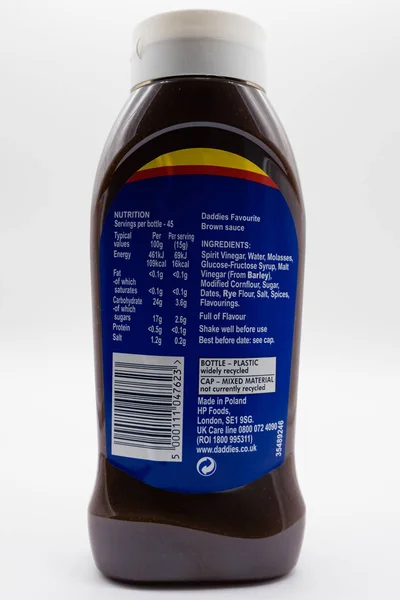 白い背景にリサイクル可能なプラスチック製のボトルのラーグス スコットランド 2019 ダディ ブラウン ソース ボトルのリサイクル 健康シンボル表示 — ストック写真
