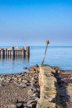 Şubat ayında Largs parlak mavi gökyüzü ve deniz ve eski liman duvar