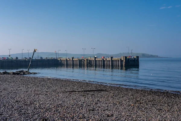 大型码头和旧海港墙及其倾斜的警告波 — 图库照片