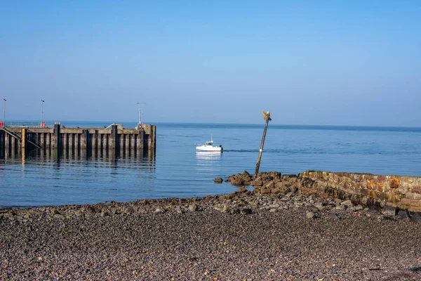 Warmes Februar-Wetter und blauer Himmel in großer Bucht und einem kleinen — Stockfoto