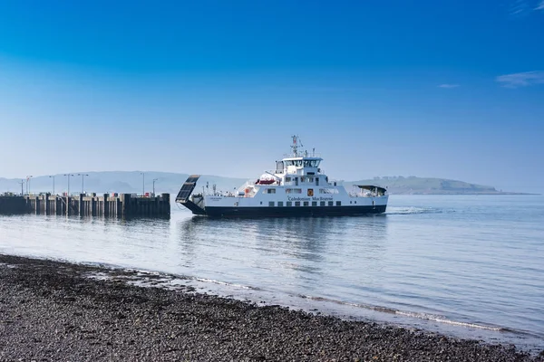 Largs Ferry Loch Shira Aproximando-se do cais em um belo dia i — Fotografia de Stock