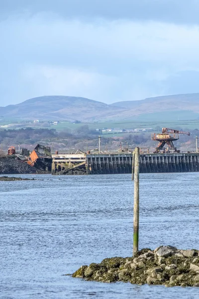 苏格兰艾尔郡的欧文港和老废弃的起重机 — 图库照片