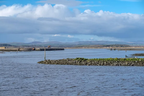 Irvine hamnen i Ayrshire Scotland och gamla förfallna tranorna — Stockfoto