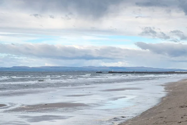 Ayr Bay mit Blick nach Norden auf den alten Hafen von Ayr im Westen Schottlands — Stockfoto