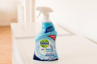 Dettol markalı banyo temiz bir plastik şişe ve bir WHI