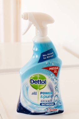 Dettol markalı banyo temiz bir plastik şişe ve bir WHI