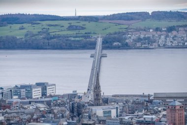 Dundee hukuk Dundee Scotland dan Tay veya Forth Road Köprüsü.