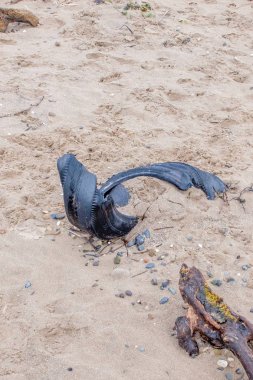 Eski bir kauçuk lastik ile kirliliği üzerine yıkanmış olan