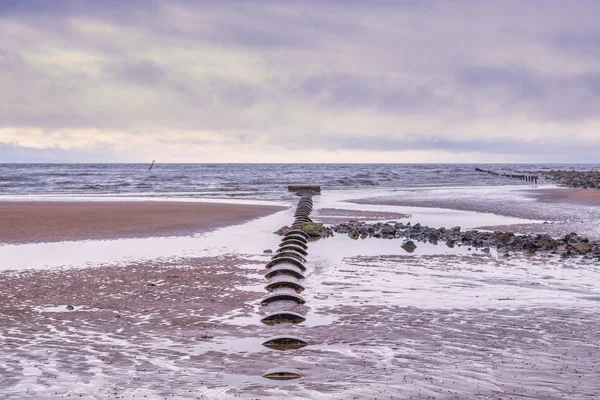 Antigua tubería de alcantarillado parcialmente enterrada que conduce al mar en Irvine — Foto de Stock