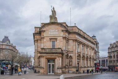 Eski Clydesdale Bank binaları şimdi Dundee 'de optik ekspres 