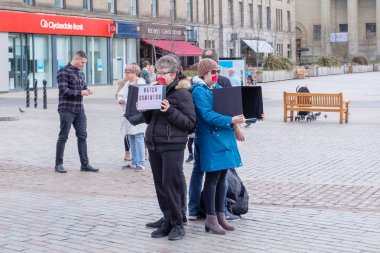 Dundee Şehir Merkezi Iskoçya sessiz protesto. İnsanlar protesto Wi