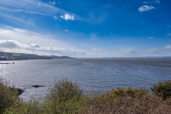 Bella Tay e il ponte ferroviario Tay a Dundee con blu chiaro — Foto Stock