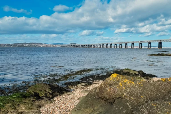 Bellissimo ponte ferroviario Tay a Dundee con cieli blu chiaro — Foto Stock