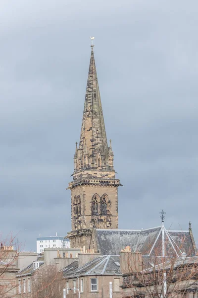 Dundee City Roof Tops e uma igreja Spier da Catedral de São Paulo — Fotografia de Stock