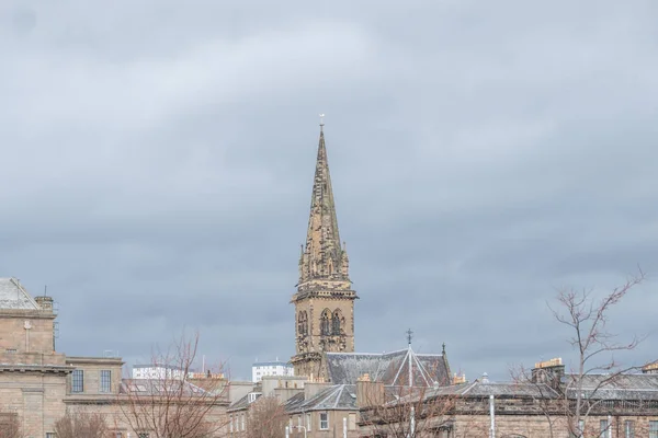 Dundee City Roof Tops e uma igreja Spier da Catedral de São Paulo — Fotografia de Stock