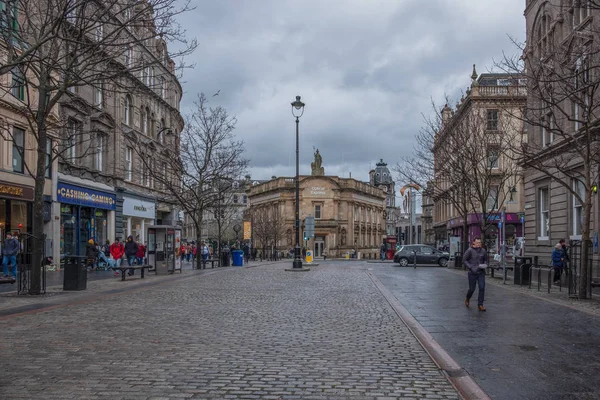 High Street in het centrum van Dundee met zijn indrukwekkende COB — Stockfoto