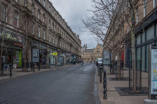 Obchodní ulice v Dundee City centrum Skotsko. — Stock fotografie