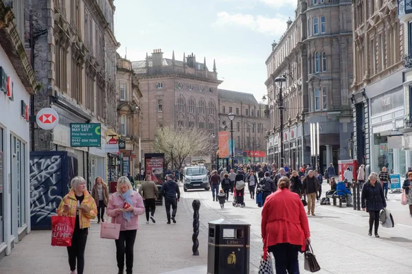 Guardando giù da Wellgate nel Dundee scozzese occupato con Shoppe — Foto Stock