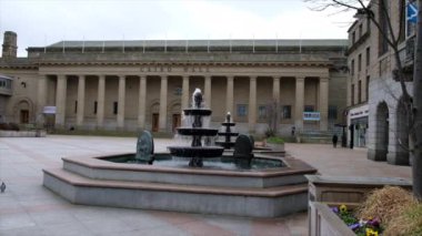 Dundee, İskoçya, İngiltere - 22 Mart 2019: Dundee çeşmeler Caird koridorda İskoçya'nın Dundee şehir merkezinde, meydanında