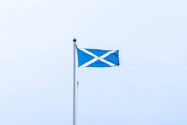 Scotlands Saltire Flag uçan yüksek üzerinde Scotlands bir merhaba