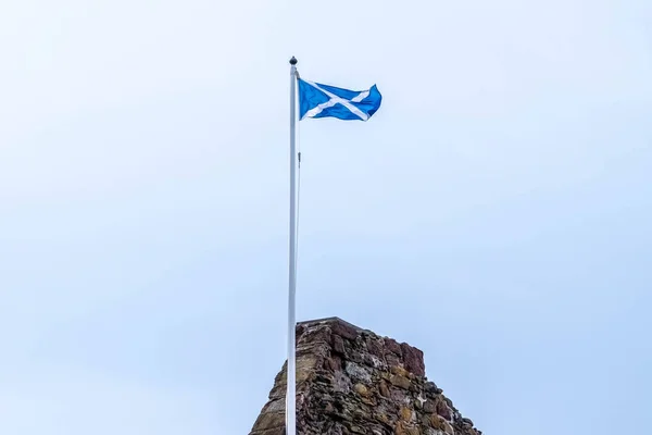 Scotlands Saltire Flag Flying High no topo de uma das terras escocesas Oi — Fotografia de Stock