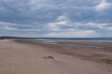Irvine Beach Park kum ve gökyüzü Reaching Off onun mil ile