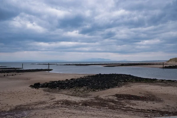 Irvine Harbour in Ayrshire Scozia guardando oltre la Old Seaweed — Foto Stock