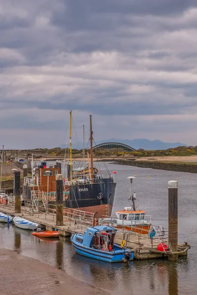 Puerto de Irvine en Ayrshire Escocia mirando por encima de un pequeño barco —  Fotos de Stock