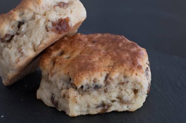 Kayrak Servis Tabağında Servis Edilen İki Lezzetli Meyve Liyakül.