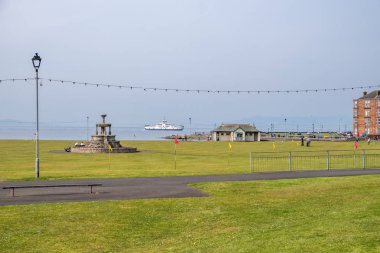Largs araba Ferry Mackerston üzerinden bakıyor 