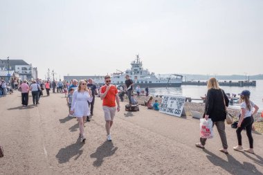 Largs Pier başkanı ve birisi kasabanın üzerinde Gospel Vaaz