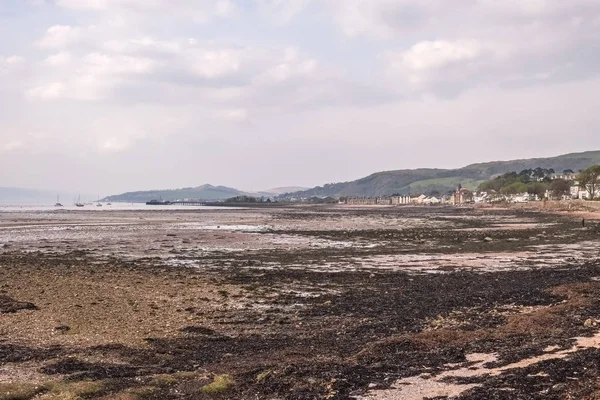 Fairlie Foreshore mirando hacia Fairlie y Largs Escocia — Foto de Stock