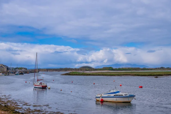 Irvine Harbour in Ayrshire Scozia guardando oltre un singolo Masted — Foto Stock